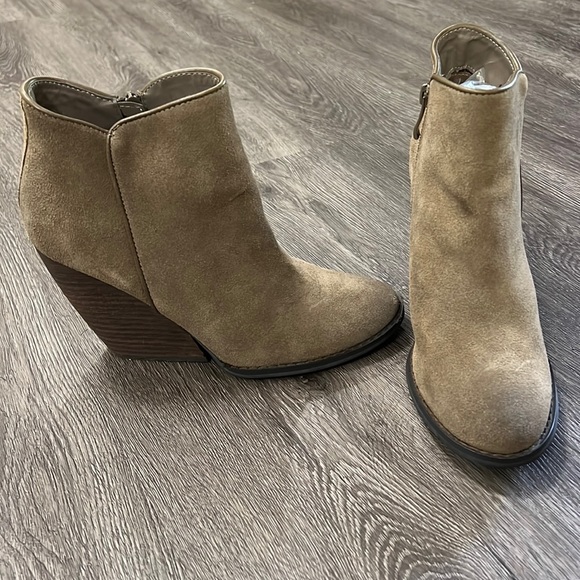 Very Volatile tan booties size 7 - Picture 2 of 6